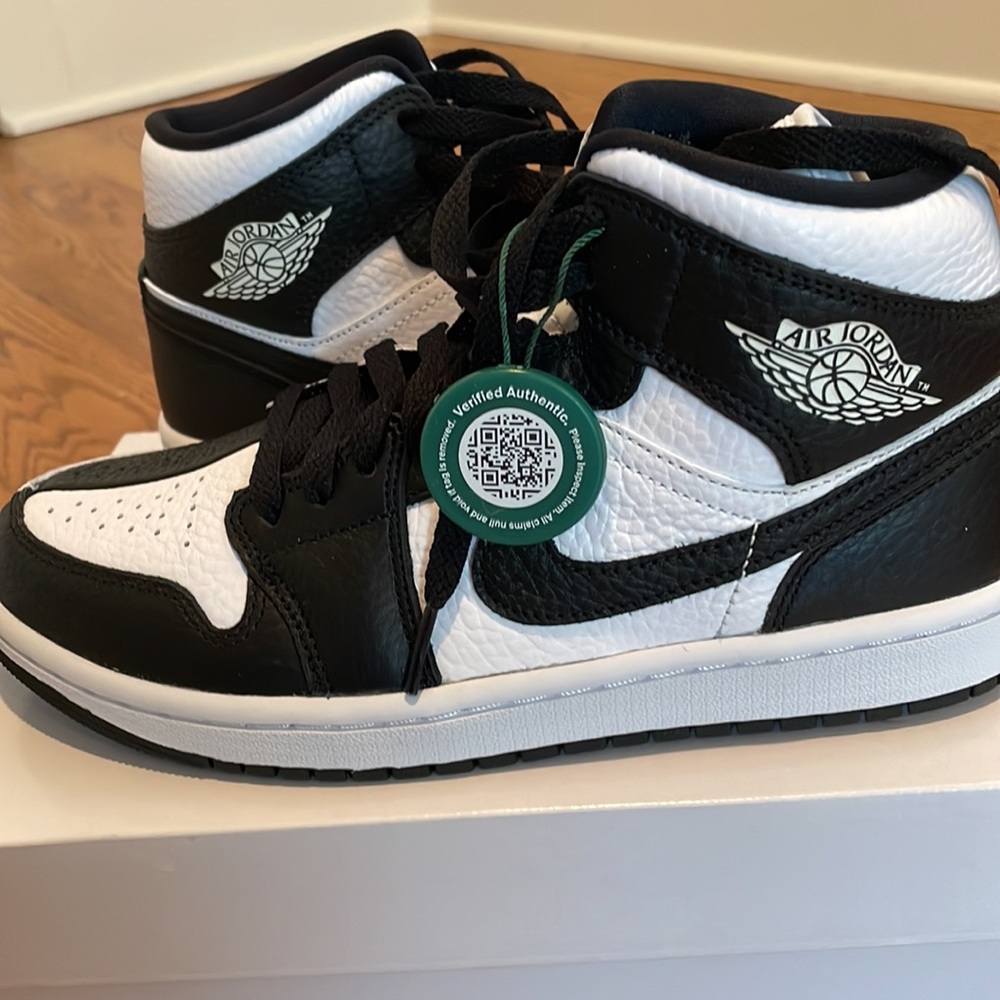 Air Jordans Mid SE  NWT Women’s 8. Black + White
